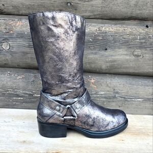 Simply Vera Vera Wang Rometallic, Combat, Grunge, Edgy Boots. WMS 7M